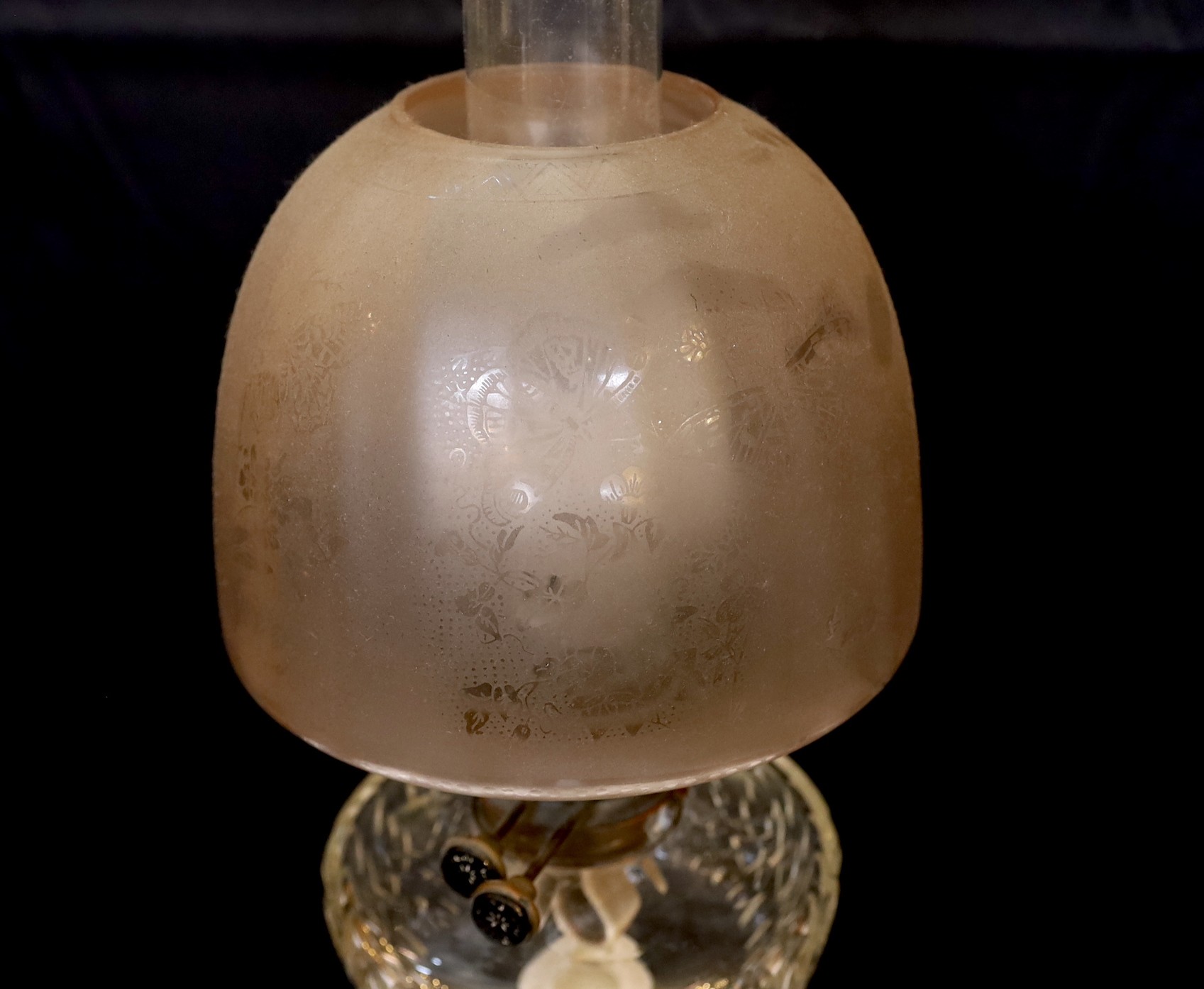 An Edwardian brass Corinthian column oil lamp with cut glass reservoir, improved duplex mechanism, etched globe and flue, height overall 85cm